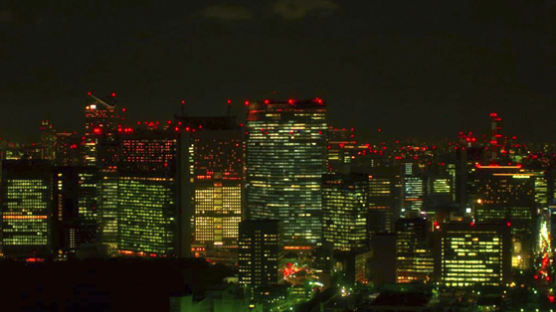 희망잃은 도시에 시적인 사랑얘기 펼친 일본 차세대 거장