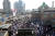 지난달 5일 오후 서울역광장에서 열린 ‘제101차 태극기집회’에서 대한애국당 등 보수단체 회원들이 태극기를 흔들며 박근혜 전 대통령의 석방을 촉구하고 있다. [뉴스1]