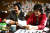 영화 &#39;라디오스타&#39;의 한 장면. 한물 간 스타가수 최곤(박중훈, 오른쪽)과 매니저 박민수(안성기)가 라디오부스에서 독자사연을 읽고 있다. [중앙포토]