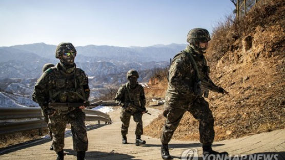 [e글중심]'이등병 편지'도 옛말···장병 휴대폰 사용 갑론을박