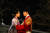 드라마 ‘왕이 된 남자’에서 애틋한 로맨스를 펼치는 광대 하선(여진구, 오른쪽)과 중전(이세영). 원작영화 ‘광해’와 가장 큰 차별점이다. [사진 tvN]