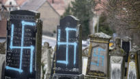 [서소문사진관]유대인 묘비 80개에 나치 상징 낙서…누가, 왜?