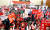 21일 오후 부산 해운대구 벡스코 컨벤션홀에서 열린 자유한국당 제3차 전당대회 부산·울산·경남·제주 합동연설회에 각 당 대표 후보자들의 지지자들이 열띤 응원전을 펼치고 있다. [뉴시스]