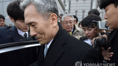 김관진 징역 2년6월…“주권자인 국민의 의사 왜곡” 재판부 질타