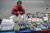 볼리바르 지폐로 만든 공예품을 판매하는 콤몰비아 쿠쿠타의 좌판. [AFP=연합뉴스]