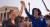 1973년 미 연방대법원에서 낙태죄는 위헌이라는 편결이 나온 후 손을 들고 있는 소송 원고 제인 로(왼쪽)와 그의 변호사 새라 웨딩턴(오른쪽). [유튜브 캡쳐]