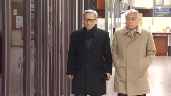 [속보] 김관진 징역 2년6개월…법정구속 면해