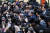 문재인 대통령이 21일 오전 경기도 부천시 유한대학교에서 열린 졸업식에서 졸업생, 가족들과 인사를 하고 있다. [청와대사진기자단]