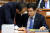 지난 2015년 당시 황교안 국무총리 후보자가(오른쪽)가 청문회 속개를 기다리며 추경호 당시 국무조정실장과 대화하고 있다. [중앙포토]