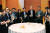 허창수 GS 회장이 지난 22일 제주 엘리시안 리조트에서 열린 2019년 GS 신임임원 만찬에서 신임임원들을 격려하고 있다. [사진 GS그룹]