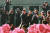 김정은 북한 국무위원장이 베트남 하노이에서 열릴 제2차 북미정상회담 참석을 위해 평양역에서 출발하며 간부들에게 박수를 받고 있다 . [사진 노동신문]