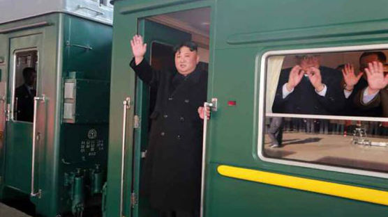 [서소문사진관]김정은, 김여정과 전용열차 타고 하노이로 출발, 이설주는 안 보여