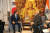 모디 인도 총리가 방한 첫날인 지난 21일 서울의 한 호텔에서 허성곤 김해시장에게 석가모니 보리수 묘목을 선물한 뒤 이야기를 나누고 있다. [사진 김해시]