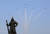 제100주년 3·1절 중앙기념식을 나흘 앞둔 25일 오전 서울 세종대로 광화문광장 상공 위로 블랙이글스가 비행 연습을 하고 있다. [뉴스1]
