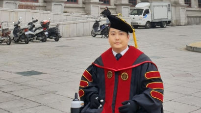 ‘더 크로스’김혁건, ‘전신마비’딛고 13년 만에 박사됐다