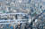 공군 특수비행팀 블랙이글스가 25일 오전 서울 도심 상공을 비행하고 있다. [사진 공군]