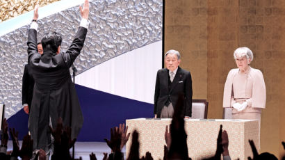 [사진] 4월 양위 아키히토 일왕 재위 30년 기념식