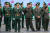 배트남 군인들이 25일(현지시간) 랑선 동당역 인근에서 경계를 서고 잇다.[로이터=연합뉴스]