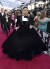 배우 빌리 포터가 24일(현지시간) 드레스를 입고 레드 카펫 행사장으로 향하고 있다. [AP=연합뉴스]