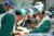 해외 의료인에 생체간이식 수술법 전수하는 이승규 교수   (서울=연합뉴스) 2대1 생체간이식을 세계 첫 개발한 이승규 교수(오른쪽)가 해외 의료진에게 생체간이식 수술법을 전수하고 있다.   2대1 생체간이식은 두 명의 간 기증자로부터 받은 간의 일부를 각각 떼어내 한 사람의 환자에게 옮겨 붙이는 방식으로, 2000년 3월 서울아산병원이 세계 최초로 수술에 성공했다. 2018.8.8 [서울아산병원 제공]   photo@yna.co.kr (끝) <저작권자(c) 연합뉴스, 무단 전재-재배포 금지>
