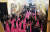 24일(현지시간) 미국 할리우드 돌비극장에서 열린 오스카 시상식에 남녀 배우들이 입장하고 있다. [AFP=연합뉴스]