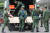 제2차 북미정상회담을 이틀 앞둔 25일(현지시간) 베트남 군인들이 하노이 영빈관 인근에서 폭발물 탐지를 위해 차량에서 내리고 있다. [연합뉴스]