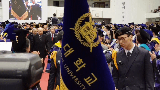 방시혁 "분노가 내 에너지" 서울대 졸업식 도발적 축사