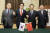 조명래 환경부 장관(왼쪽 두번째)이 26일 오후 중국 베이징시 생태환경부 회의실에서 리간지에 중국 생태환경부장관(왼쪽 세번째)과 대기질 예보 정보 및 기술 교류를 위한 이행 규정 합의문에 공동 서명한 뒤 손을 맞잡고 있다. [사진 환경부 제공=뉴스1]