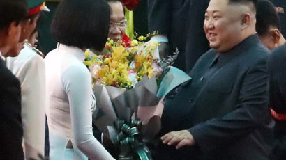 베트남 도착한 김정은에게 꽃다발 안긴 여성 누구?