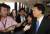2011년 신도 요시타카,사토 마사히사, 이나다 도모미(오른쪽부터)등 일본 자민당 의원 세명이 울릉도 방문을 위해 김포국제공항으로 들어왔다. [중앙포토]