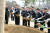 2013년 2월 대구 두류공원에서 열린 ‘제54주년 2ㆍ28 민주운동’ 기념식에 참석한 광주광역시 관계자들이 대구광역시 관계자들과 기념식수를 하고 있다. 중앙포토