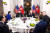 북미 정상이 원형 테이블에 둘러 앉아 친교 만찬을 나누고 있다.[연합뉴스]