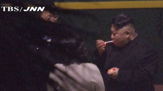 [사진] 담배 피우는 김정은, 재털이 들고 나온 김여정
