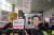 27일 오후 자유한국당 전당대회가 열리는 고양 킨텍스 행사장 앞에서 민주노총 등 &#39; 5·18 시국회의&#39; 관계자들이 자유한국당 해체 구호를 외치며 시위를 하고 있다. [연합뉴스]