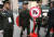 25일(현지시간) 베트남 하노이 멜리아 호텔 인근에서 베트남 경찰들이 촬영금지 표지판을 옮기고 있다. [로이터=연합뉴스]