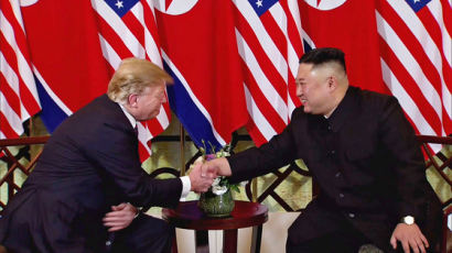 “트럼프 왼쪽, 김정은 오른쪽”…뒤바뀐 자리 위치, 어떤 의미?