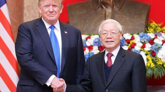베트남 국가주석 만난 트럼프 "미·베트남 관계는 북한에 본보기"