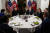 도널드 트럼프 미국 대통령과 김정은 북한 국무위원장이 원탁 테이블에 앉아 대화를 나누고 있다. [AP=연합뉴스]