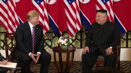 “트럼프 왼쪽, 김정은 오른쪽”…뒤바뀐 자리 위치, 어떤 의미?