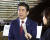 지난 25일 아베 신조(安倍晋三) 일본 총리가 도쿄 총리 관저에서 기자들의 질문에 답하고 있다. [교도=연합뉴스]