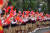 지난 27일(현지시간) 베트남 학생들이 거리에서 트럼프 대통령과 김정은 국무위원장의 방문을 환영하며 미국과 북한의 국기를 흔들고 있다. [EPA=연합뉴스]