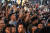지난 27일(현지시간) 북미 정상회담이 열리는 메트로폴 호텔 앞에 베트남 시민들이 인산인해를 이루고 있다. [AFP=연합뉴스]