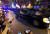 베트남 시민들이 지난 27일(현지시간) 북미 회담을 위해 메트로폴 호텔로 향하는 트럼프 대통령의 차량을 향해 손을 흔들고 있다. [AP=연합뉴스]