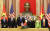 27일(현지시간) 베트남 하노이에서 도널드 트럼프 미국 대통령과 응우옌 푸 쫑 베트남 국가주석이 양국간 항공기 판매 계약을 체결한 후 기념사진을 찍고 있다.[ EPA=연합뉴스]