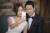 영화에서 가짜 결혼 소동을 벌이는 두 주연 배우 고성희(왼쪽)와 김동욱. [사진 CGV아트하우스]