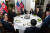 김정은 북한 국무위원장과 트럼프 미국 대통령이 27일 베트남 하노이 메트로폴 호텔에서 단독회담 후 친교 만찬에서 대화를 하고 있다.[미국 백악관 트위터]