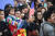 한복을 입은 한 어린이가 지난 27일(현지시간) 메트로폴 호텔 앞에서 아빠와 함께 북미 정상회담에 참석하는 트럼프 대통령과 김정은 국무위원장이 나타나기를 기다리고 있다. [AFP=연합뉴스]