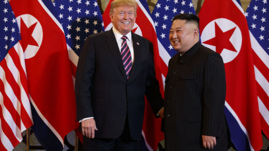 김정은 만난 트럼프, 종전선언 “지켜보자”…비핵화 후퇴 “아니다”
