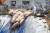 농림축산식품부 방역당국 관계자들이 지난해 경기도 김포시 대곶면 구제역 발생 돼지농장 인근에서 감염된 돼지를 살처분을 하고 있다. [뉴스1]