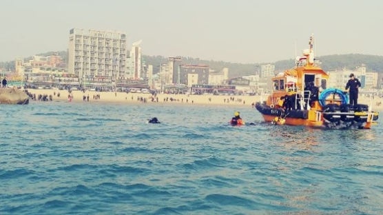 인천 을왕리해수욕장 방파제서 유턴하던 승용차 추락사고…2명 사망
